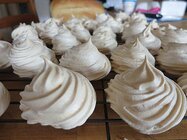 512px-Homemade_meringues_%2816961016019%29.jpg