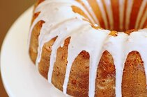 512px-Lemon_bundt_cake_%282%29%2C_January_2010.jpg